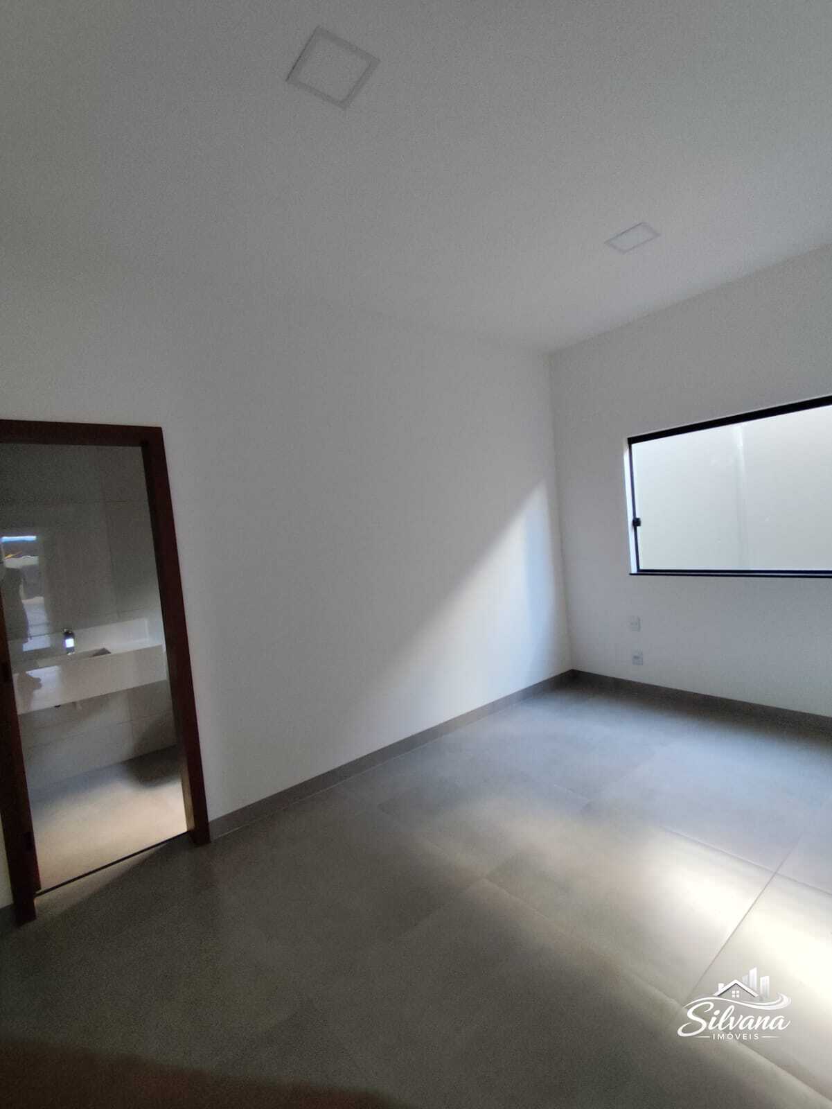 Casa Nova com Pé-Direito Alto e Excelente Acabamento